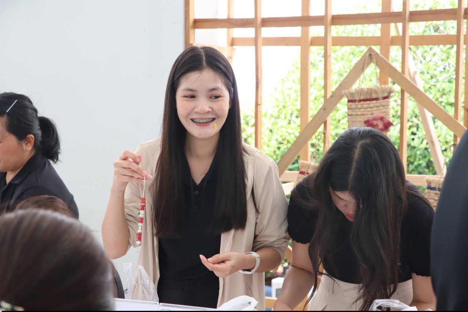 title - รัฐมนตรีว่าการกระทรวงเกษตรและสหกรณ์ พร้อมด้วยคณะผู้บริหาร ส.ป.ก. เข้าเยี่ยมชมโซนกิจกรรมฝึกอาชีพ Workshop งานศิลปหัตถกรรม (ศพส.) กิจกรรมจัดขึ้นภายใต้งาน วันคล้ายวันสถาปนาครบรอบ 51 ปี ส.ป.ก. ณ สำนักงานการปฏิรูปที่ดินเพื่อเกษตรกรรม